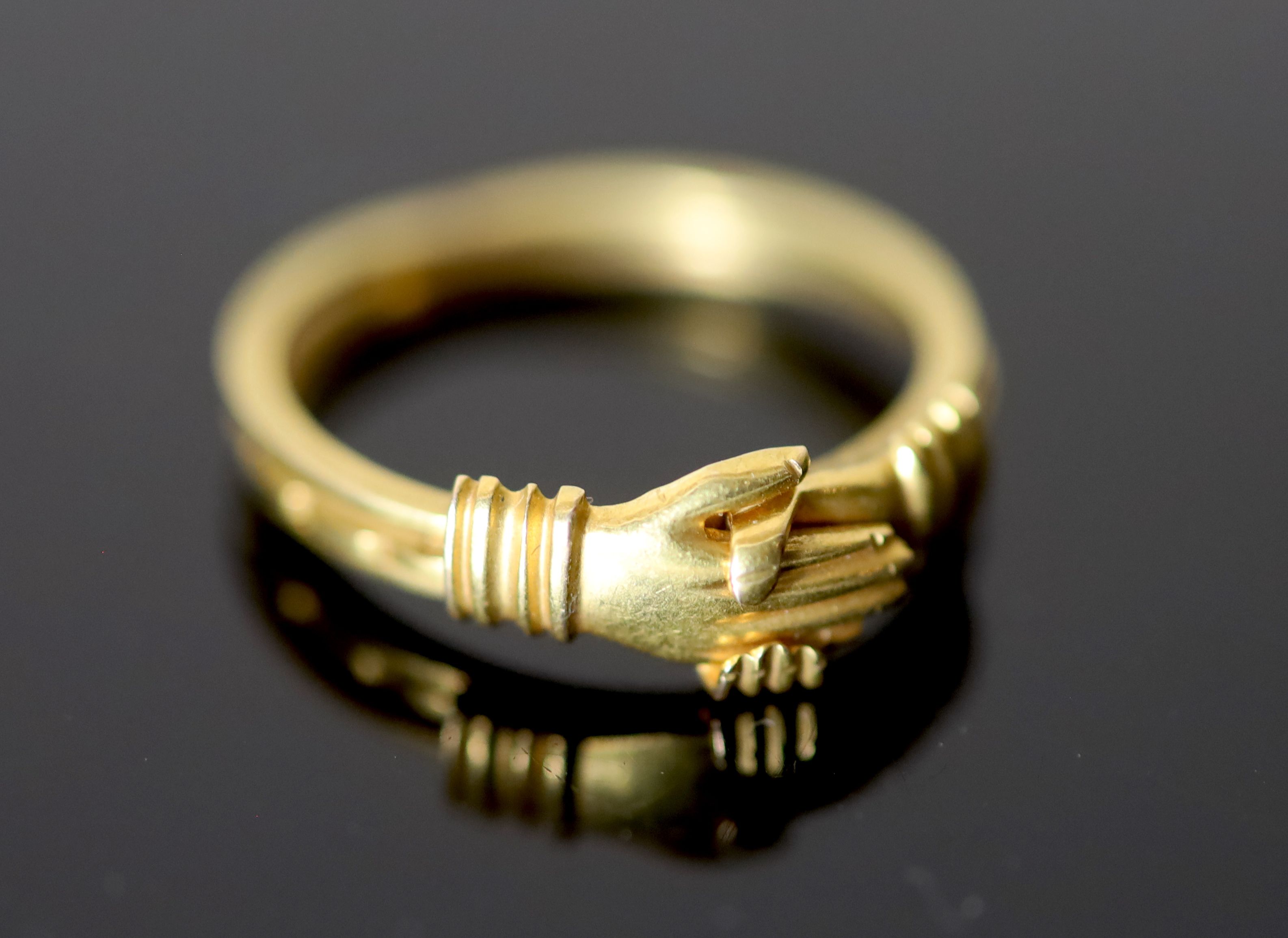 A Victorian 15ct gold Fede ring,